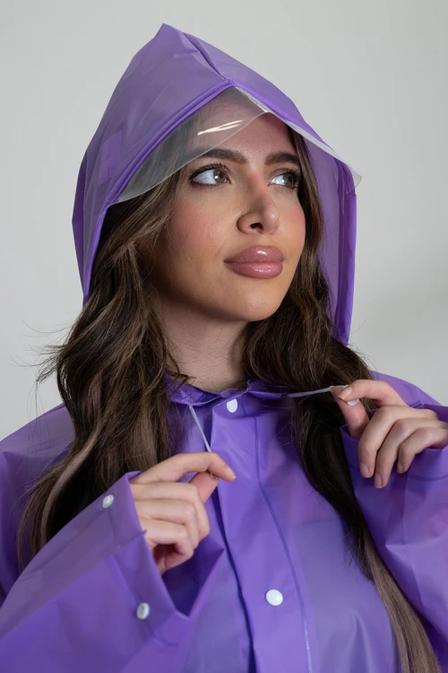 بالطو مطر نسائي لون بنفسجي بقبعة متصلة بأزرار طقطق من الأمام و الأكمام