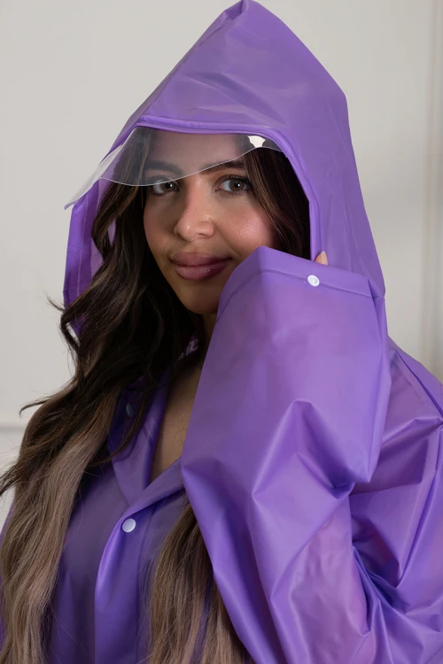 بالطو مطر نسائي لون بنفسجي بقبعة متصلة بأزرار طقطق من الأمام و الأكمام