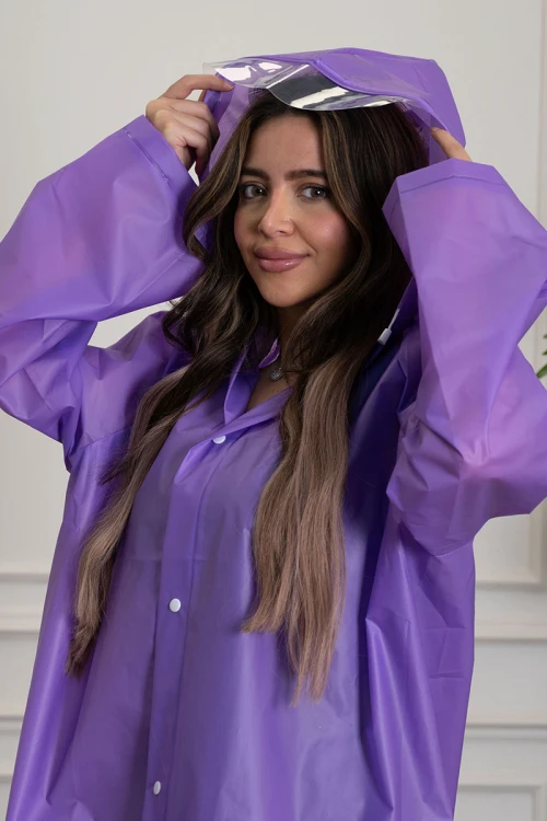 بالطو مطر نسائي لون بنفسجي بقبعة متصلة بأزرار طقطق من الأمام و الأكمام