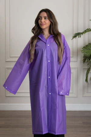 بالطو مطر نسائي لون بنفسجي بقبعة متصلة بأزرار طقطق من الأمام و الأكمام 