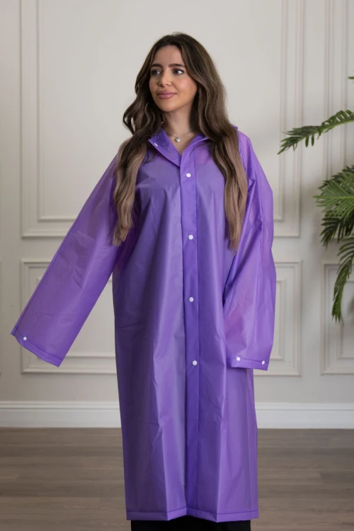 بالطو مطر نسائي لون بنفسجي بقبعة متصلة بأزرار طقطق من الأمام و الأكمام