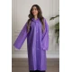 بالطو مطر نسائي لون بنفسجي بقبعة متصلة بأزرار طقطق من الأمام و الأكمام