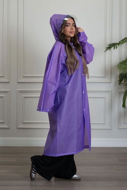 بالطو مطر نسائي لون بنفسجي بقبعة متصلة بأزرار طقطق من الأمام و الأكمام