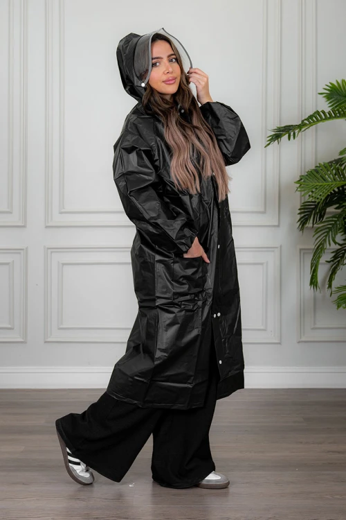 بالطو مطر نسائي لون أسود بقبعة متصلة بأزرار و سحاب و جيوب من الأمام و بأكمام طويلة