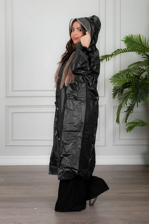 بالطو مطر نسائي لون أسود بقبعة متصلة بأزرار و سحاب و جيوب من الأمام و بأكمام طويلة