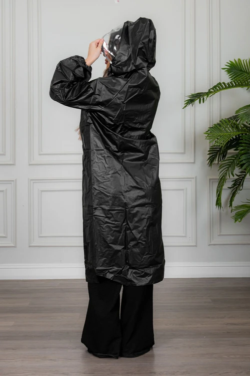 بالطو مطر نسائي لون أسود بقبعة متصلة بأزرار و سحاب و جيوب من الأمام و بأكمام طويلة