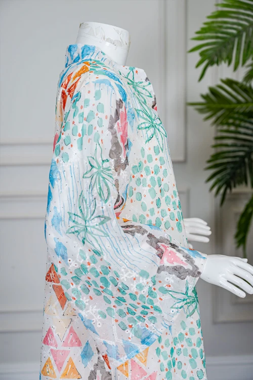 جلابية بناتي لون اوف وايت مزينة بأشكال و رسومات ملونة و بفصوص ياقة عالية بقصة سبعة و بأكمام طويلة