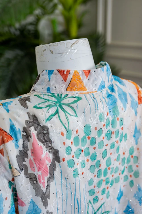 جلابية بناتي لون اوف وايت مزينة بأشكال و رسومات ملونة و بفصوص ياقة عالية بقصة سبعة و بأكمام طويلة