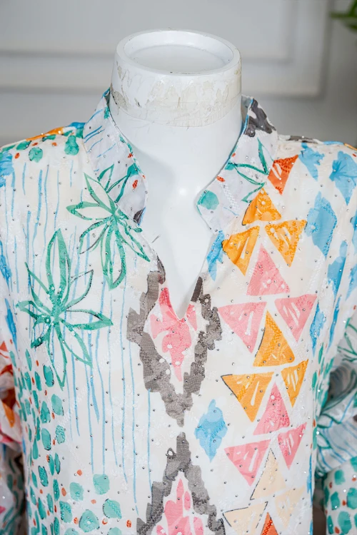 جلابية بناتي لون اوف وايت مزينة بأشكال و رسومات ملونة و بفصوص ياقة عالية بقصة سبعة و بأكمام طويلة