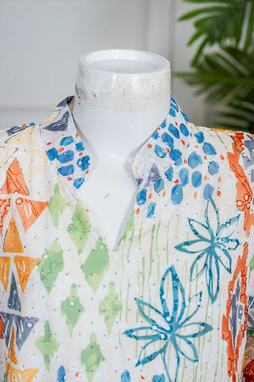 جلابية بناتي لون اوف وايت مزينة بأشكال و رسومات ملونة و بفصوص ياقة عالية بقصة سبعة و بأكمام طويلة