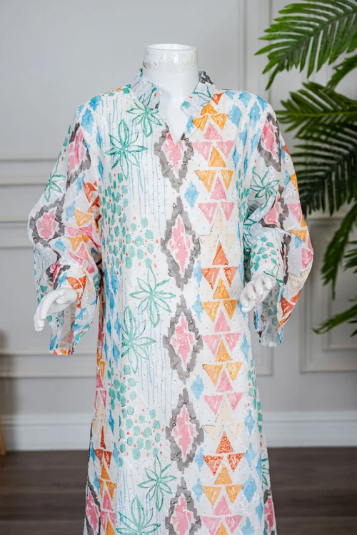 جلابية بناتي لون اوف وايت مزينة بأشكال و رسومات ملونة و بفصوص ياقة عالية بقصة سبعة و بأكمام طويلة