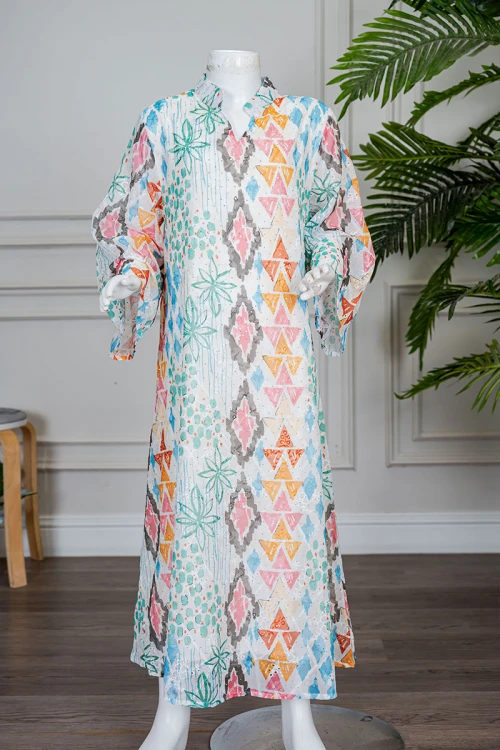 جلابية بناتي لون اوف وايت مزينة بأشكال و رسومات ملونة و بفصوص ياقة عالية بقصة سبعة و بأكمام طويلة