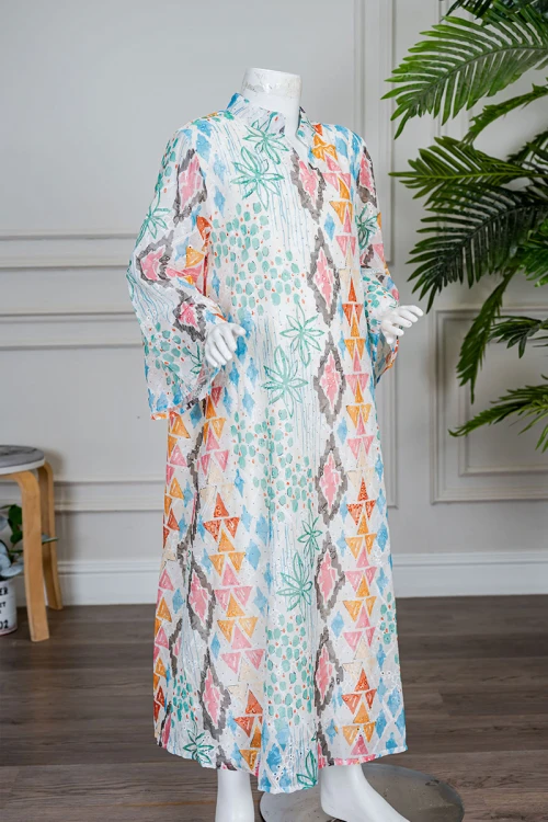 جلابية بناتي لون اوف وايت مزينة بأشكال و رسومات ملونة و بفصوص ياقة عالية بقصة سبعة و بأكمام طويلة