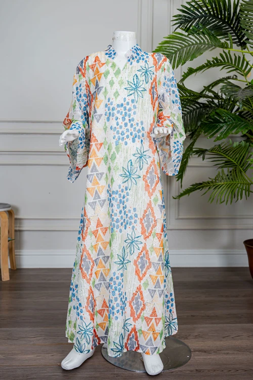 جلابية بناتي لون اوف وايت مزينة بأشكال و رسومات ملونة و بفصوص ياقة عالية بقصة سبعة و بأكمام طويلة