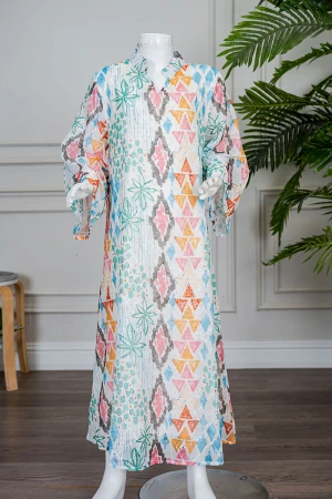 جلابية بناتي لون اوف وايت مزينة بأشكال و رسومات ملونة و بفصوص ياقة عالية بقصة سبعة و بأكمام طويلة 