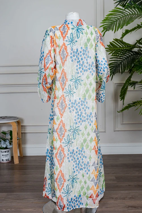 جلابية بناتي لون اوف وايت مزينة بأشكال و رسومات ملونة و بفصوص ياقة عالية بقصة سبعة و بأكمام طويلة