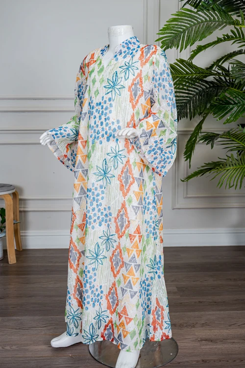 جلابية بناتي لون اوف وايت مزينة بأشكال و رسومات ملونة و بفصوص ياقة عالية بقصة سبعة و بأكمام طويلة