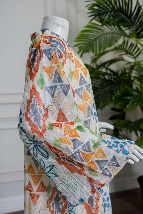 جلابية بناتي لون اوف وايت مزينة بأشكال و رسومات ملونة و بفصوص ياقة عالية بقصة سبعة و بأكمام طويلة