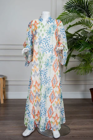 جلابية بناتي لون اوف وايت مزينة بأشكال و رسومات ملونة و بفصوص ياقة عالية بقصة سبعة و بأكمام طويلة 