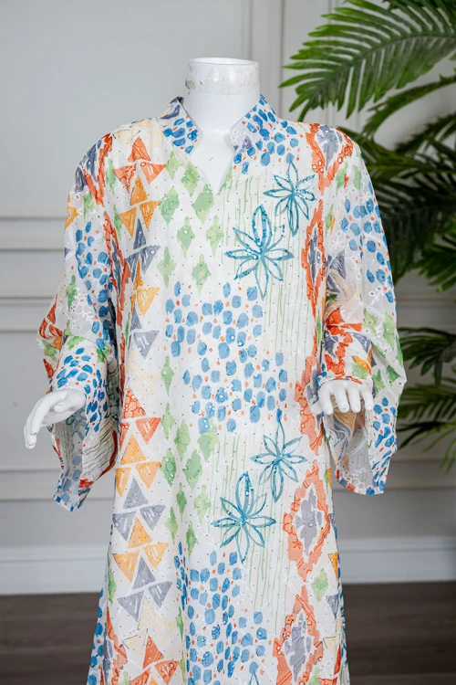 جلابية بناتي لون اوف وايت مزينة بأشكال و رسومات ملونة و بفصوص ياقة عالية بقصة سبعة و بأكمام طويلة