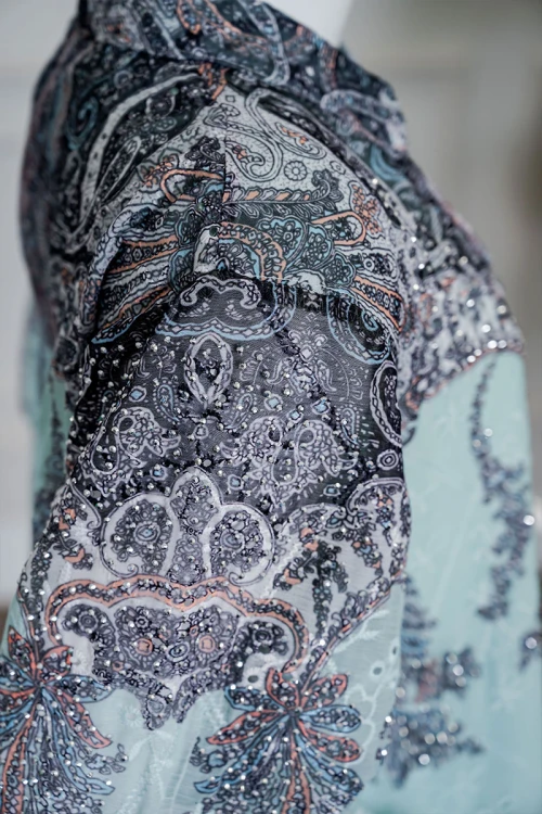 جلابية بناتي متعددة الألوان مزينة بزخارف ملونة و بفصوص ياقة عالية بقصة سبعة و بأكمام طويلة