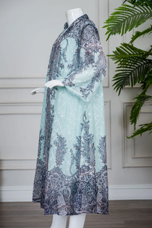 جلابية بناتي متعددة الألوان مزينة بزخارف ملونة و بفصوص ياقة عالية بقصة سبعة و بأكمام طويلة