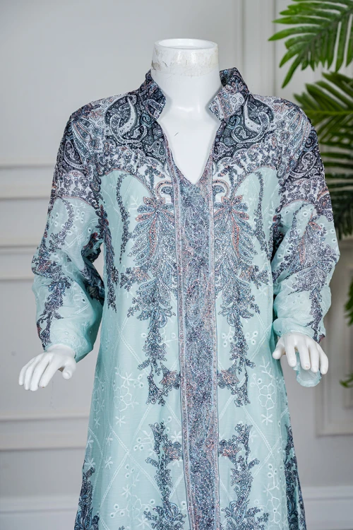 جلابية بناتي متعددة الألوان مزينة بزخارف ملونة و بفصوص ياقة عالية بقصة سبعة و بأكمام طويلة