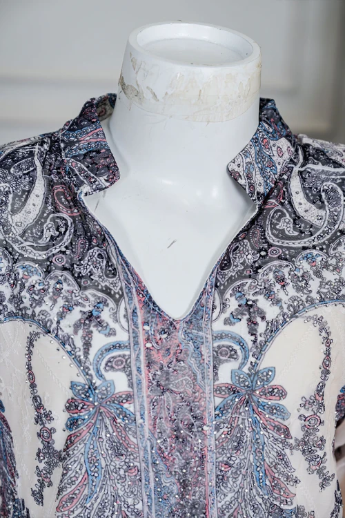 جلابية بناتي متعددة الألوان مزينة بزخارف ملونة و بفصوص ياقة عالية بقصة سبعة و بأكمام طويلة