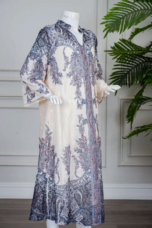 جلابية بناتي متعددة الألوان مزينة بزخارف ملونة و بفصوص ياقة عالية بقصة سبعة و بأكمام طويلة