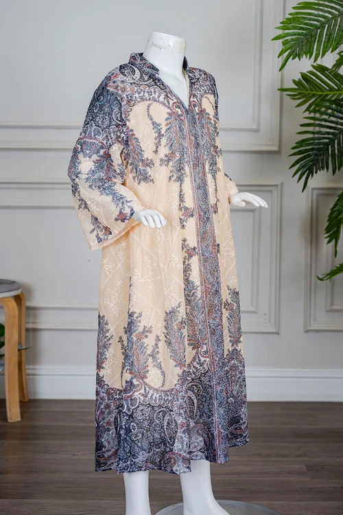 جلابية بناتي متعددة الألوان مزينة بزخارف ملونة و بفصوص ياقة عالية بقصة سبعة و بأكمام طويلة