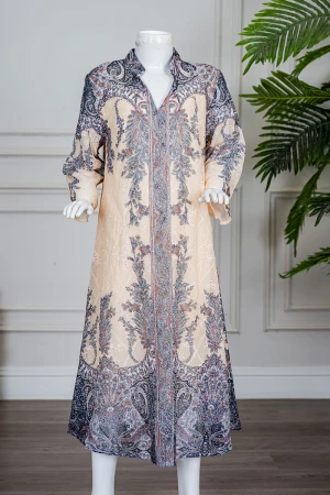 جلابية بناتي متعددة الألوان مزينة بزخارف ملونة و بفصوص ياقة عالية بقصة سبعة و بأكمام طويلة 