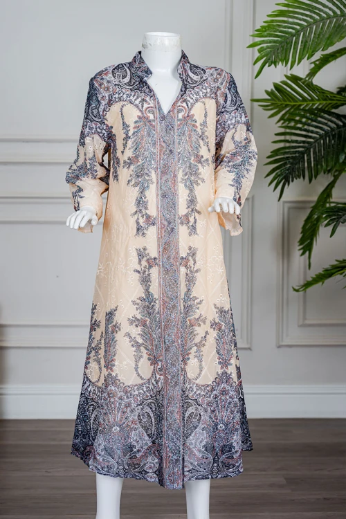 جلابية بناتي متعددة الألوان مزينة بزخارف ملونة و بفصوص ياقة عالية بقصة سبعة و بأكمام طويلة