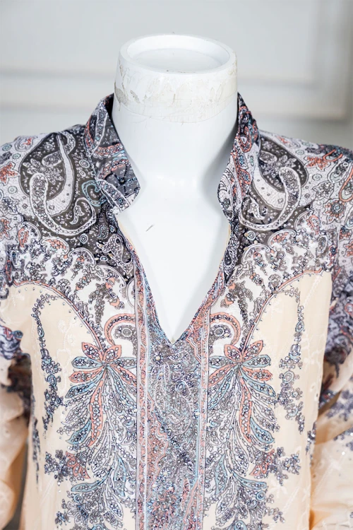 جلابية بناتي متعددة الألوان مزينة بزخارف ملونة و بفصوص ياقة عالية بقصة سبعة و بأكمام طويلة