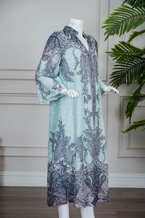 جلابية بناتي متعددة الألوان مزينة بزخارف ملونة و بفصوص ياقة عالية بقصة سبعة و بأكمام طويلة