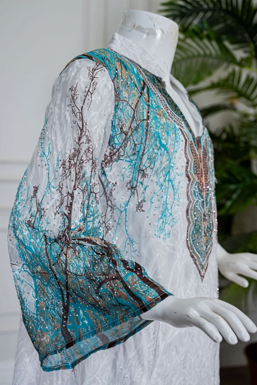 جلابية بناتي متعددة الألوان مزينة بزخارف ملونة و بفصوص ياقة عالية بقصة سبعة و بأكمام طويلة