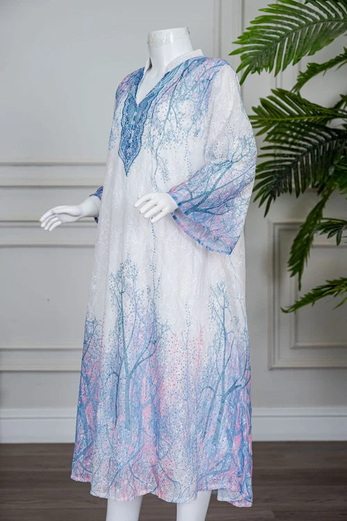 جلابية بناتي متعددة الألوان مزينة بزخارف ملونة و بفصوص ياقة عالية بقصة سبعة و بأكمام طويلة