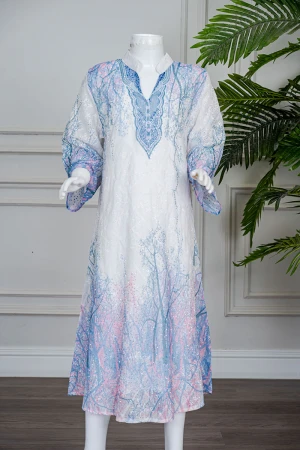 جلابية بناتي متعددة الألوان مزينة بزخارف ملونة و بفصوص ياقة عالية بقصة سبعة و بأكمام طويلة 