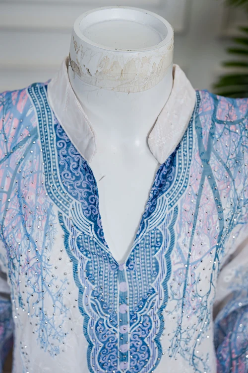 جلابية بناتي متعددة الألوان مزينة بزخارف ملونة و بفصوص ياقة عالية بقصة سبعة و بأكمام طويلة