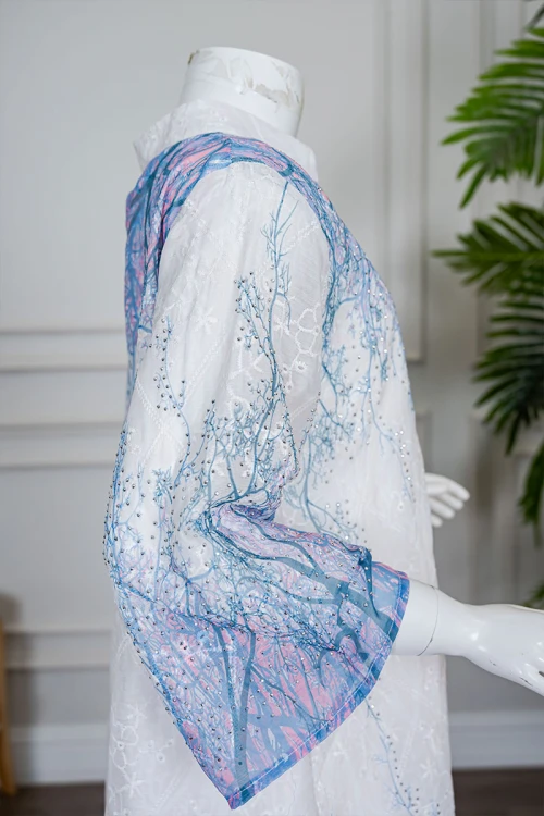 جلابية بناتي متعددة الألوان مزينة بزخارف ملونة و بفصوص ياقة عالية بقصة سبعة و بأكمام طويلة