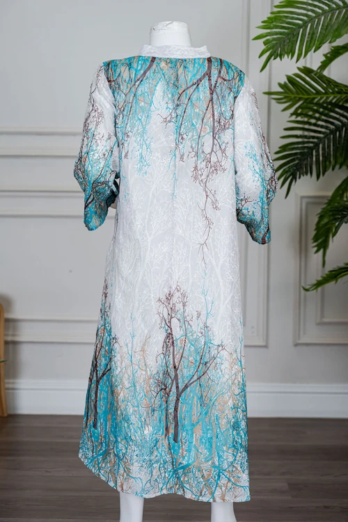 جلابية بناتي متعددة الألوان مزينة بزخارف ملونة و بفصوص ياقة عالية بقصة سبعة و بأكمام طويلة