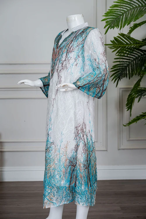 جلابية بناتي متعددة الألوان مزينة بزخارف ملونة و بفصوص ياقة عالية بقصة سبعة و بأكمام طويلة