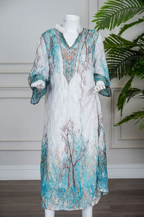 جلابية بناتي متعددة الألوان مزينة بزخارف ملونة و بفصوص ياقة عالية بقصة سبعة و بأكمام طويلة