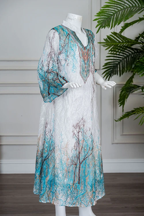 جلابية بناتي متعددة الألوان مزينة بزخارف ملونة و بفصوص ياقة عالية بقصة سبعة و بأكمام طويلة