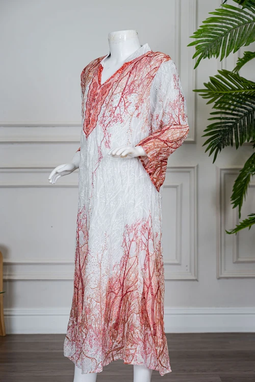 جلابية بناتي متعددة الألوان مزينة بزخارف ملونة و بفصوص ياقة عالية بقصة سبعة و بأكمام طويلة