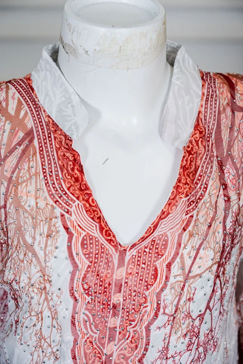 جلابية بناتي متعددة الألوان مزينة بزخارف ملونة و بفصوص ياقة عالية بقصة سبعة و بأكمام طويلة