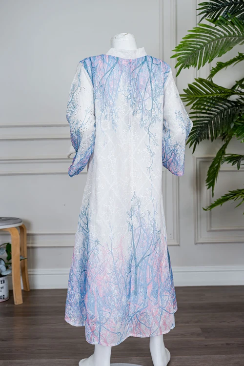 جلابية بناتي متعددة الألوان مزينة بزخارف ملونة و بفصوص ياقة عالية بقصة سبعة و بأكمام طويلة