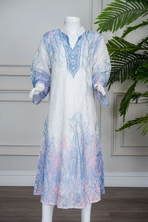 جلابية بناتي متعددة الألوان مزينة بزخارف ملونة و بفصوص ياقة عالية بقصة سبعة و بأكمام طويلة