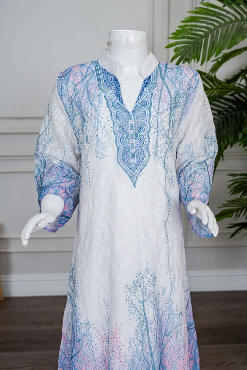 جلابية بناتي متعددة الألوان مزينة بزخارف ملونة و بفصوص ياقة عالية بقصة سبعة و بأكمام طويلة