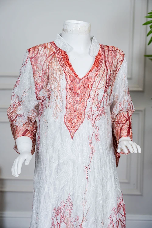 جلابية بناتي متعددة الألوان مزينة بزخارف ملونة و بفصوص ياقة عالية بقصة سبعة و بأكمام طويلة