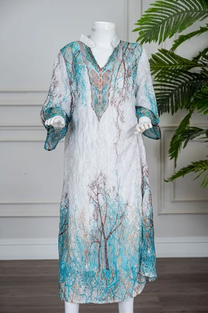 جلابية بناتي متعددة الألوان مزينة بزخارف ملونة و بفصوص ياقة عالية بقصة سبعة و بأكمام طويلة 